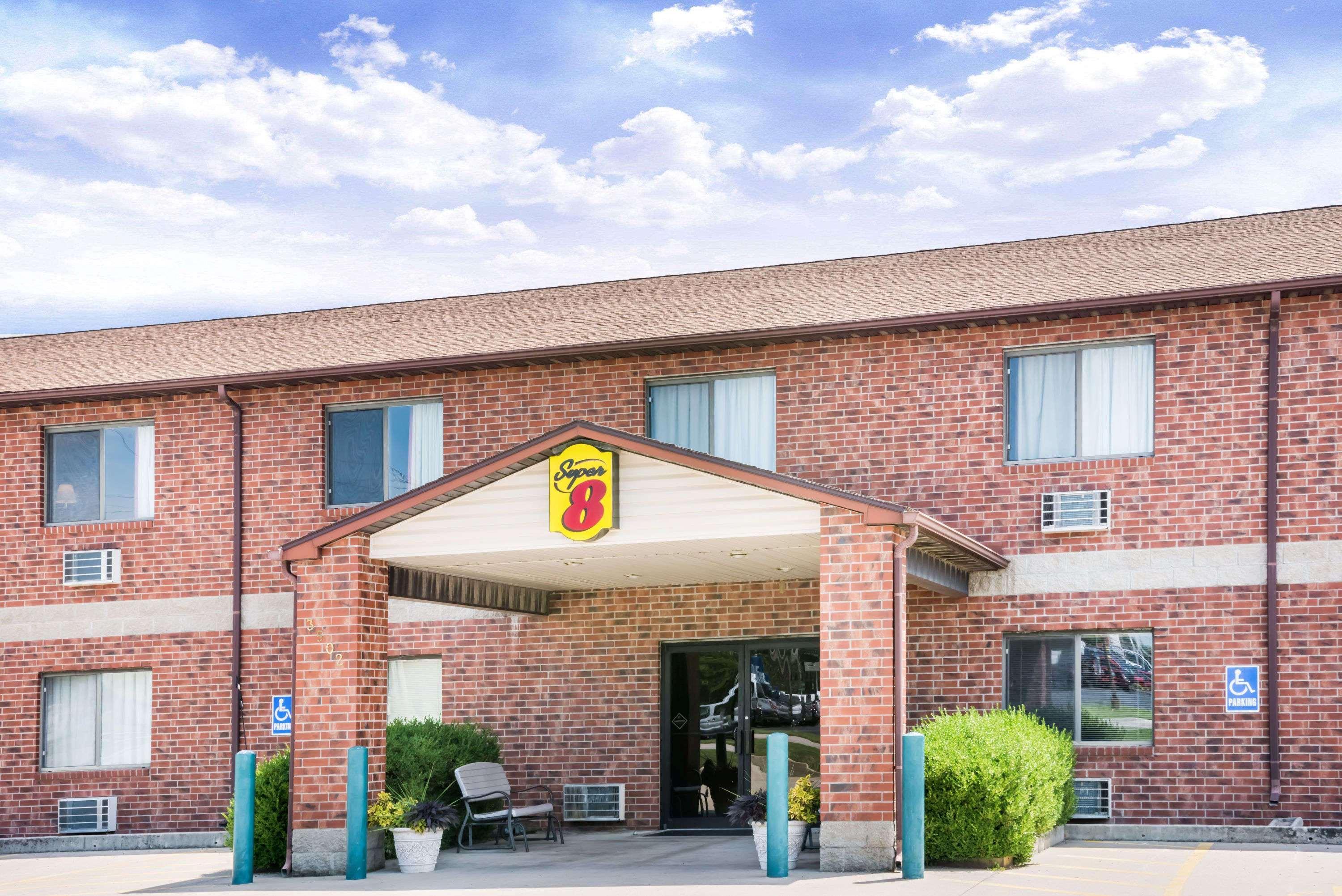 Super 8 By Wyndham Chanute Eksteriør billede